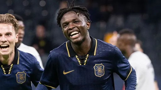 صورة خبر وقعت برايتون مع النجم النيجيري زادوك يوهانا، 18 عامًا، من AIK ستوكهولم على صفقة مدتها 5 سنوات